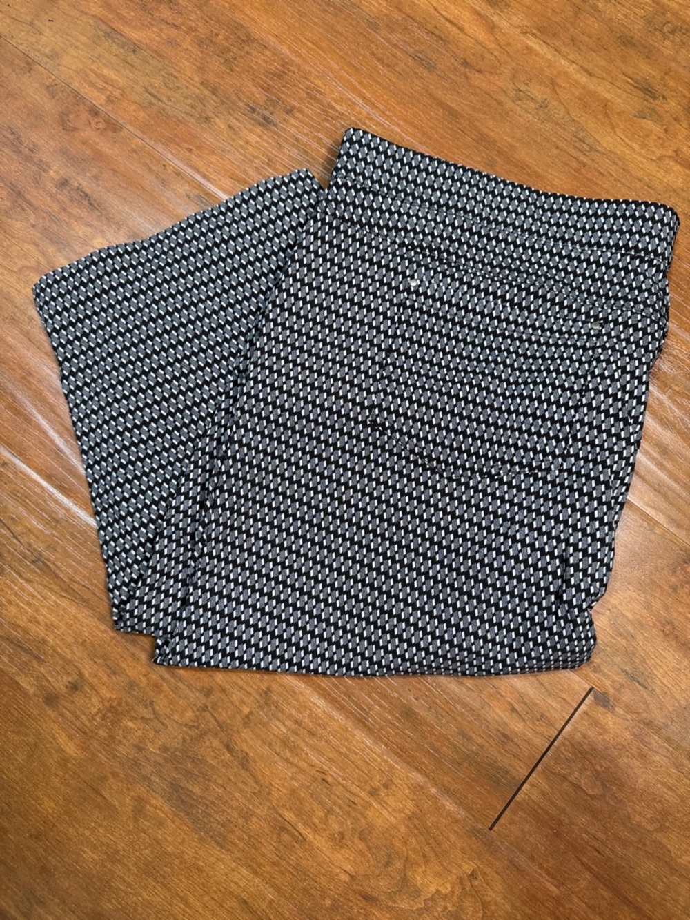 Black and White Patterned Pull-On Capris